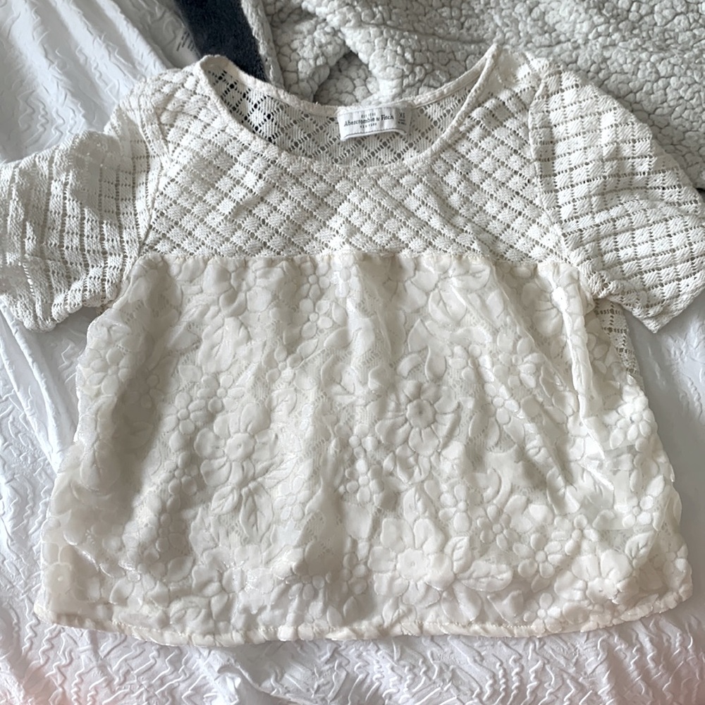 White two-design top, size xs in creme white.